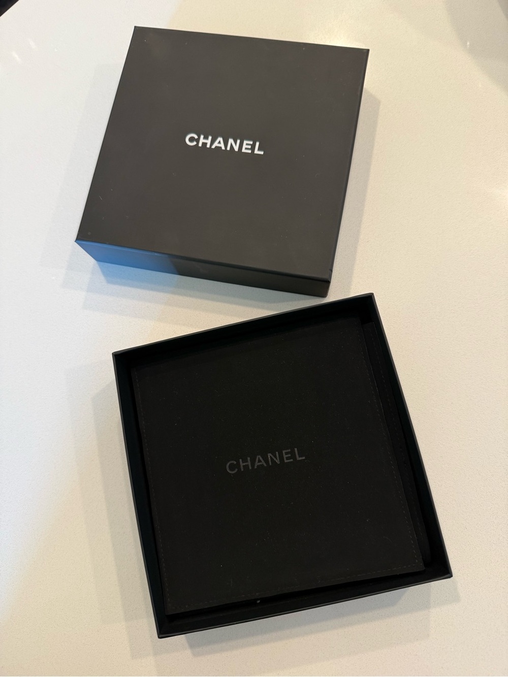 CHANEL Pearl Necklace with Crystal-Studded CC Pendant - White & silver - Picture 6 of 6